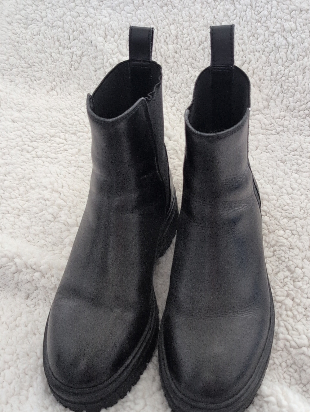Steve Madden Black Chelsea Boots - Classic Slip-On Ankle Boot